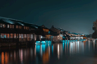 江南水乡夜景静谧迷人