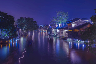 江南水乡夜景静谧如画