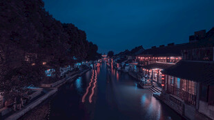 水乡夜景静谧河道与灯火