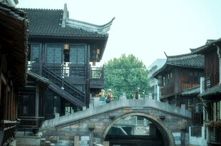 江南水乡古桥与传统建筑