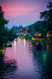 水乡夜景灯火映于碧波间