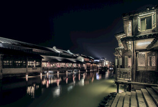 江南水乡夜景静谧古巷