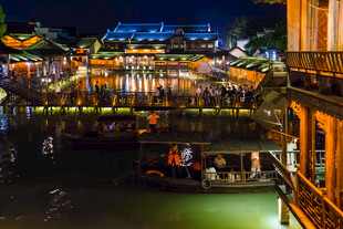 江南水乡夜景璀璨灯火