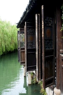 江南水乡临水木质民居