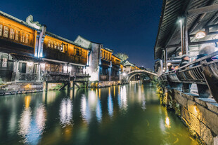 江南水乡夜景静谧迷人