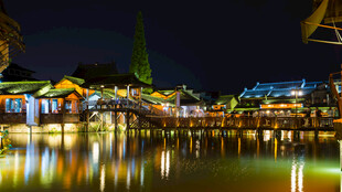 水乡夜景璀璨灯火映湖面
