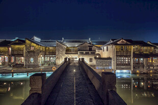 古桥夜色下的中式建筑群