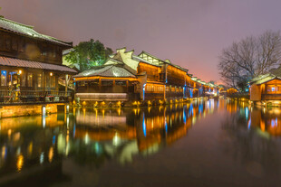 水乡夜景古建倒映波光