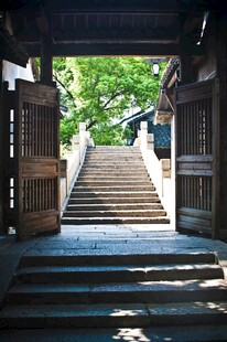 古巷入口处的石阶景致