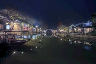 江南水乡夜景静谧迷人