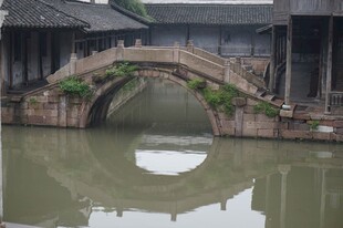 江南水乡古桥映于碧水