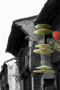 古巷屋檐下的晾晒风景
