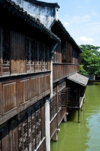江南水乡古建筑临水而立