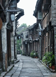 古巷悠悠展现岁月韵味