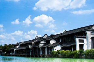 江南水乡建筑临水而立