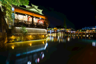 夜晚河畔古雅建筑倒影