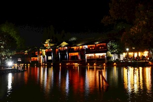 江南水乡夜景灯火映碧波