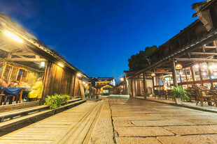古街夜景灯火映照古建筑