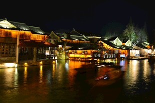 水乡夜景灯火璀璨映古建