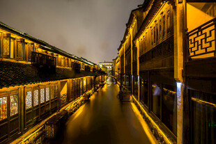江南水乡夜景静谧古巷