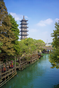 河畔古塔风景秀丽