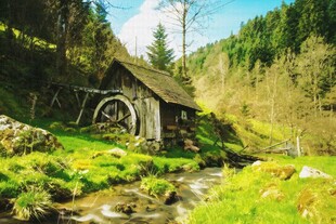 山间古朴水车小屋美景