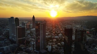 夕阳下的繁华都市天际线