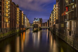 河畔夜景城市建筑的静谧美