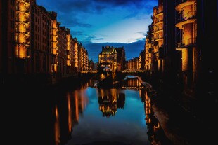 河畔夜景建筑与水光相映