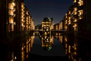 夜晚河畔建筑倒影美景