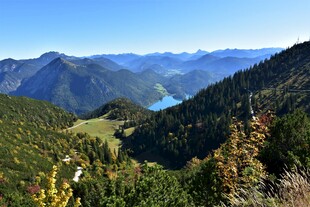 山间美景远眺翠绿山谷湖泊