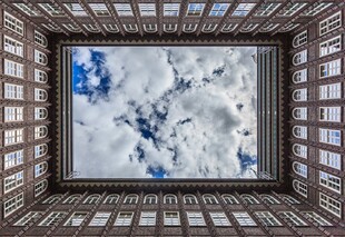 仰望楼间天空