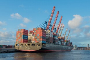 港口集装箱货轮装卸场景