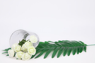 白色花束与绿叶装饰摆件
