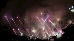 夜空中绚烂的激光束表演