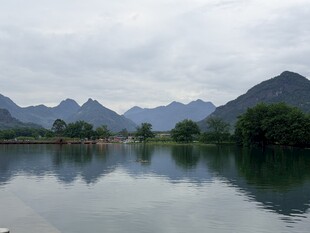 宁静山水湖景倒影如画