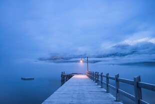 海边栈桥夜景静谧美好