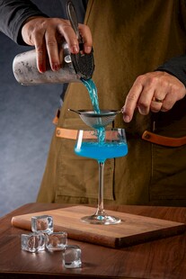 调酒师调制蓝色鸡尾酒