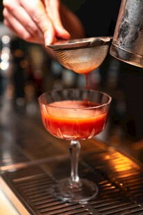 调制红色鸡尾酒