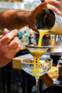 调酒师倒酒