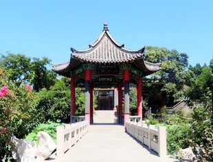 中式凉亭于花园美景中