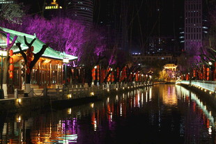 古街夜景河畔璀璨灯火