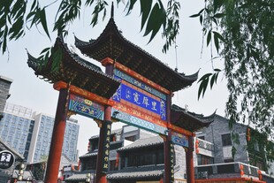 中式牌坊下的城市景象