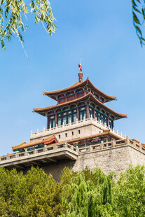 古风楼阁屹立于葱郁山林间