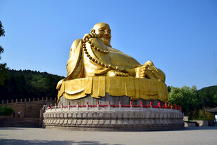 巨大金身佛像坐于广场