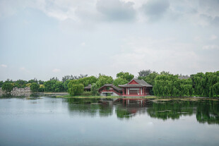 湖畔中式建筑湖光山色