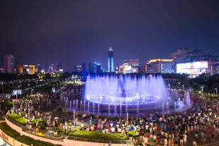 城市夜景喷泉人气现场