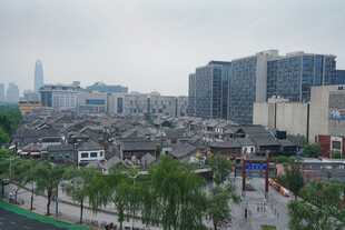现代都市中的传统古街风貌