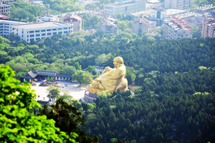 山顶金色大佛俯瞰城市景观