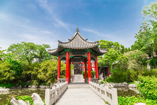 中式园林中的古典凉亭